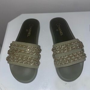 Chanel CC chain detail slides